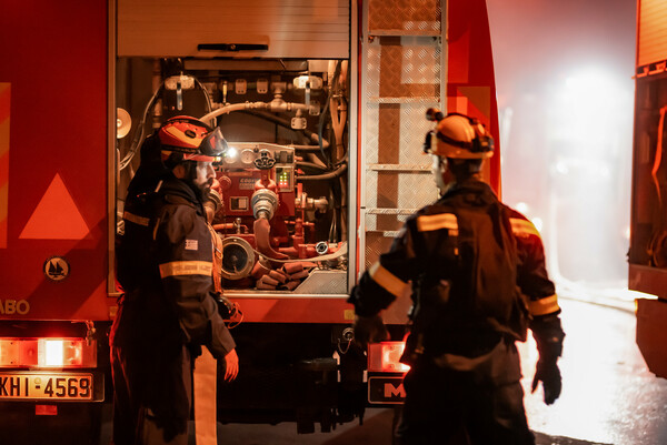 Θεσσαλονίκη: Φωτιά σε εγκαταλελειμμένα βαγόνια του ΟΣΕ
