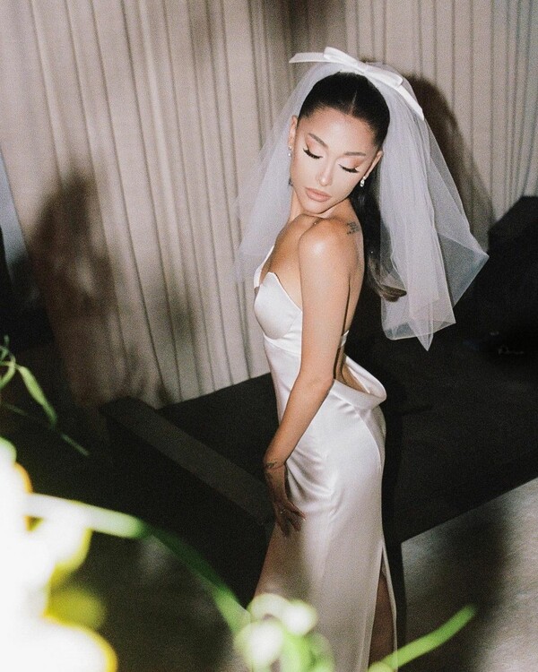 Αριάνα Γκράντε: Οι πρώτες φωτογραφίες από τον γάμο της- Με νυφικό της Vera Wang