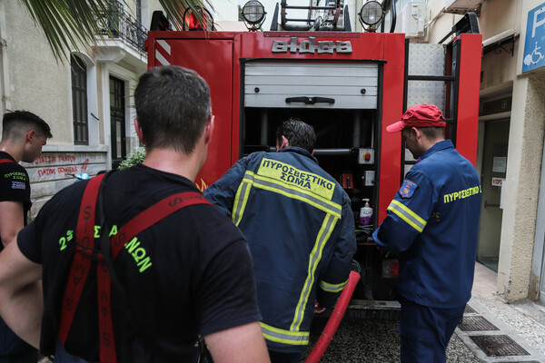 Φωτιά σε διαμέρισμα στην Καλλιθέα- Απομακρύνθηκαν ένοικοι της πολυκατοικίας