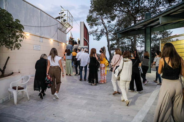 Άνοιξαν τα θέατρα: Στο Βεάκειο η πρώτη παράσταση του καλοκαιριού (Φωτογραφίες)