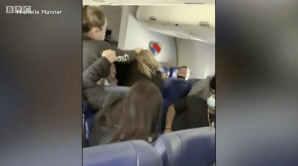 FAA: Αυξάνονται οι επιθέσεις επιβατών σε αεροσυνοδούς με αφορμή τη χρήσης μάσκας στα αεροπλάνα