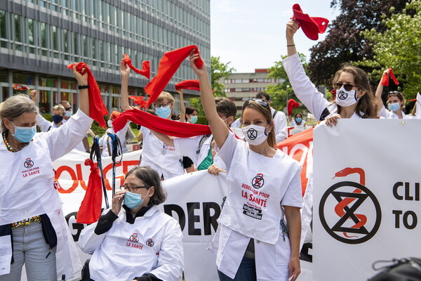 Γιατροί διαδήλωσαν μπροστά στο κτίριο του ΠΟΥ: «Δεν υπάρχει εμβόλιο κατά της κλιματικής αλλαγής»