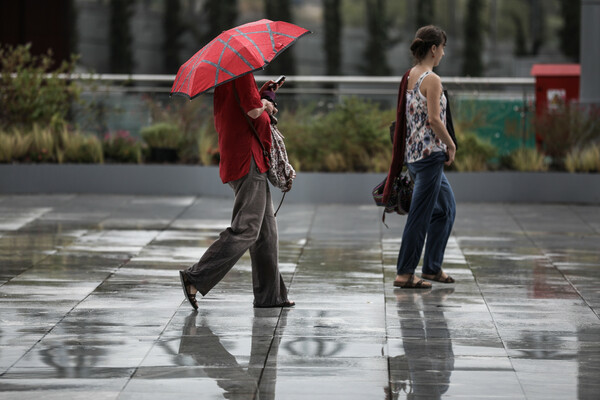 Χαλάει ο καιρός: Πτώση θερμοκρασίας μετά τα χθεσινά 30άρια - Βροχές και στην Αττική