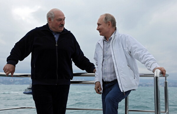 Ρωσία: Λουκασένκο και Πούτιν έκαναν βόλτα με σκάφος- Τι είπαν για το αεροσκάφος της RyanAir