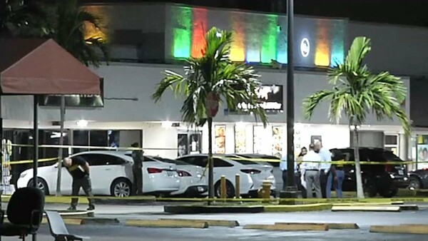 Αιματοκύλισμα στην Φλόριντα: Ένοπλοι βγήκαν από αυτοκίνητο και άρχισαν να πυροβολούν κόσμο έξω από κλαμπ- 2 νεκροί & 20 τραυματίες