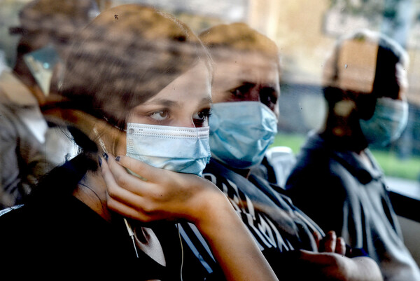 ΕΚΠΑ: Πότε θα σταματήσουμε να φοράμε μάσκες - Οι οδηγίες των γιατρών για τη χρήση σε εξωτερικούς χώρους, αθλήματα, ΜΜΜ