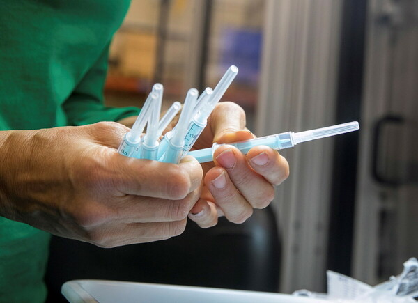 Μόσιαλος: Χρειαζόμαστε την ευελιξία ανάμιξης εμβολίων κατά του κορωνοϊού - Ποιοι συνδυασμοί εξετάζονται
