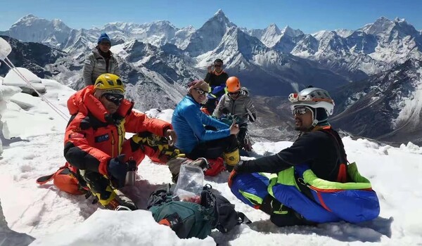 Τυφλός ορειβάτης κατέκτησε την κορυφή του Έβερεστ: «Αν είσαι αποφασισμένος αρκεί»