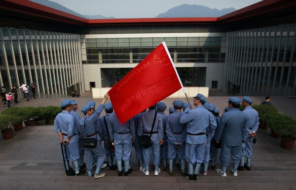 Η ραγδαία ανάπτυξη του «κόκκινου τουρισμού» στην Κίνα - «Από κομμουνιστικά μνημεία έως δέντρα»
