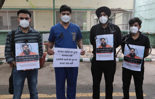 Ινδία: Διαμαρτυρία γιατρών κατά γκουρού που υποστηρίζει ότι η γιόγκα μπορεί να «νικήσει» τον κορωνοϊό