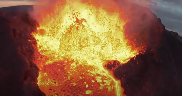 Βίντεο: Drone κατέγραψε τη συντριβή του σε ηφαίστειο που εκτοξεύει λάβα