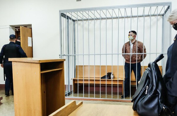 Λευκορωσία: Ακτιβιστής αυτοτραυματίστηκε στον λαιμό του μέσα στο δικαστήριο