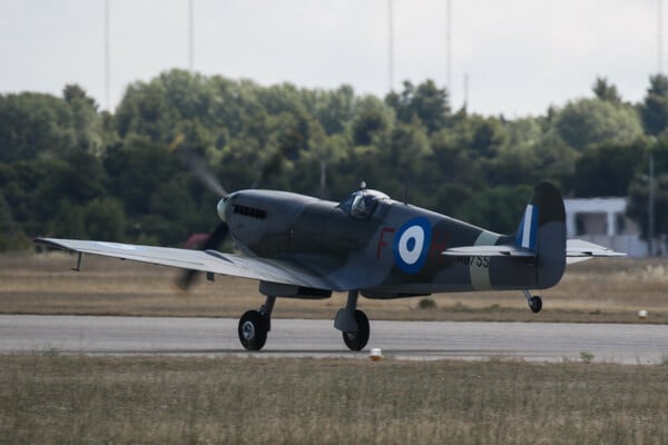 Το Spitfire ξανά στον ελληνικό ουρανό: «Ακόμη και λαβωμένα ποτέ δεν με εγκατέλειψαν» (εικόνες)