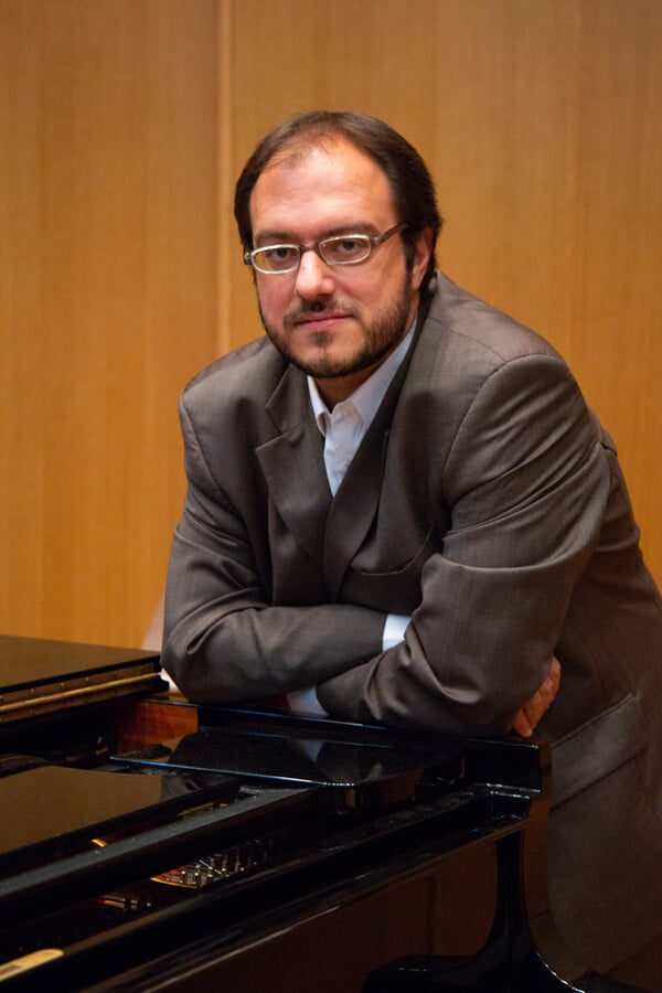 Τίτος Γουβέλης: «Η σχέση μου με το πιάνο είναι βαθιά ερωτική, υπερβατική, μεταφυσική»