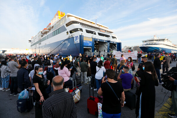 Λιμάνι Πειραιά: Ανεστάλη η απεργία της ΠΕΝΕΝ - Πότε ξεκινούν τα δρομολόγια των πλοίων
