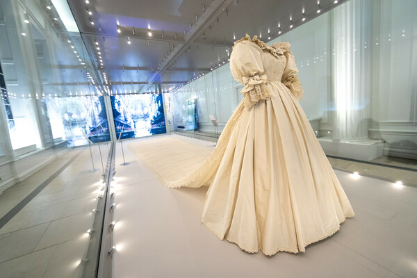 Princess Diana's wedding dress going on display at Kensington Palace