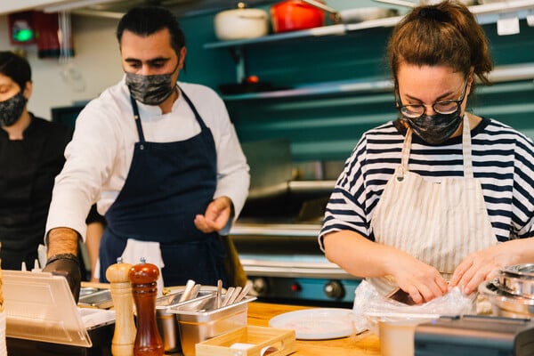 Annie fine cooking: Η Σταυριανή Ζερβακάκου μαγειρεύει, αφήνοντας την εγχώρια πρώτη ύλη της να ακουστεί δυνατά