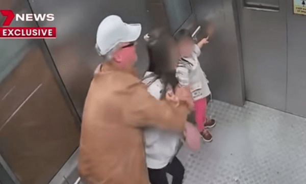 Αυστραλία: Βίντεο δείχνει 54χρονο να κυνηγάει 13χρονη σε ασανσέρ - Κατηγορείται για σεξουαλική παρενόχληση