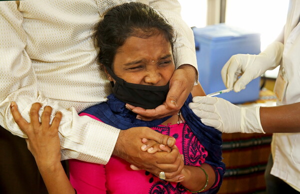 Ινδία: Παρήγγειλε 300 εκατομμύρια δόσεις μη εγκεκριμένου εμβολίου - Εν μέσω φονικού κύματος κορωνοϊού  