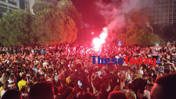 Θεσσαλονίκη: «Κορωνοπάρτι» ΑΠΘ με 3.000 άτομα, DJ και πυρσούς - (Εικόνες και βίντεο)