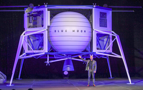 Ο Τζεφ Μπέζος θα ταξιδέψει στο Διάστημα με τον αδελφό του τον επόμενο μήνα [BINTEO]