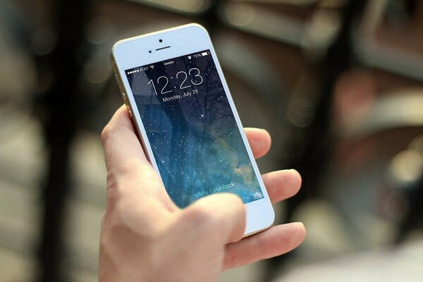 Εκατομμύρια από την Apple σε πελάτισσα - Τεχνικοί δημοσίευσαν με το iPhone της ακατάλληλο υλικό