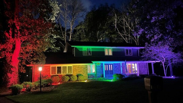 Κόντρα στους κανόνες γκέι ζευγάρι φωταγώγησε το σπίτι του στα χρώματα του Pride - «Εκμεταλλευτήκαμε νομικό κενό» 