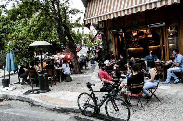 Χαλάρωση μέτρων: Επεκτείνεται το ωράριο στην κυκλοφορία - Από το Σάββατο επιστρέφει η μουσική στην εστίαση