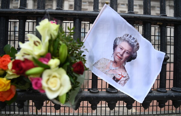 Πανεπιστήμιο Οξφόρδης: Φοιτητές κατέβασαν πορτρέτο της βασίλισσας Ελισάβετ- Αντιδράσεις στη Βρετανία