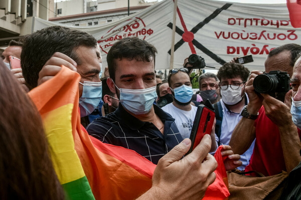 Ο Τσίπρας με την σημαία των ΛΟΑΤΚΙ στην σημερινή πορεία