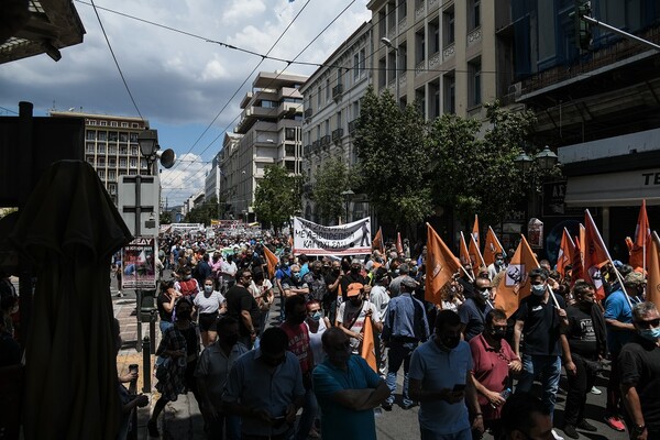 Απεργία ΓΣΕΕ-ΑΔΕΔΥ: Εικόνες από την πορεία κατά του εργασιακού νομοσχεδίου- Παρόντες Τσίπρας, Κουτσούμπας, Βαρουφάκης, Γεννηματά