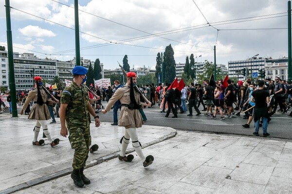 Απεργία ΓΣΕΕ-ΑΔΕΔΥ: Εικόνες από την πορεία κατά του εργασιακού νομοσχεδίου- Παρόντες Τσίπρας, Κουτσούμπας, Βαρουφάκης, Γεννηματά