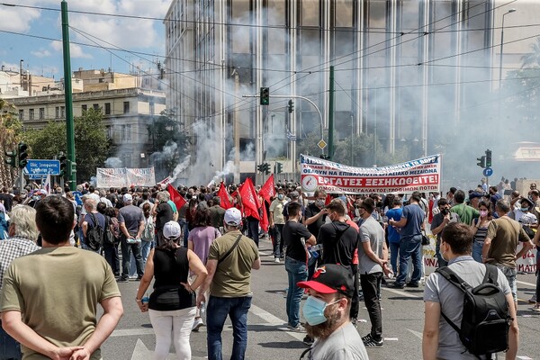 Απεργία ΓΣΕΕ-ΑΔΕΔΥ: Εικόνες από την πορεία κατά του εργασιακού νομοσχεδίου- Παρόντες Τσίπρας, Κουτσούμπας, Βαρουφάκης, Γεννηματά