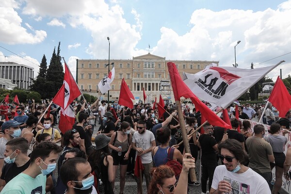 Απεργία ΓΣΕΕ-ΑΔΕΔΥ: Εικόνες από την πορεία κατά του εργασιακού νομοσχεδίου- Παρόντες Τσίπρας, Κουτσούμπας, Βαρουφάκης, Γεννηματά