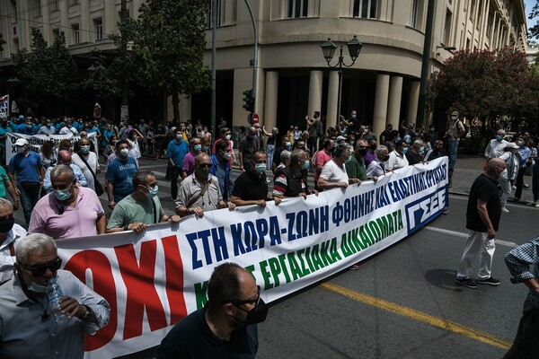 Απεργία ΓΣΕΕ-ΑΔΕΔΥ: Εικόνες από την πορεία κατά του εργασιακού νομοσχεδίου- Παρόντες Τσίπρας, Κουτσούμπας, Βαρουφάκης, Γεννηματά