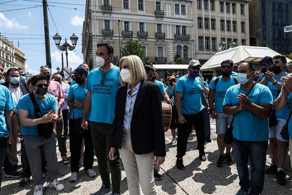 Απεργία ΓΣΕΕ-ΑΔΕΔΥ: Εικόνες από την πορεία κατά του εργασιακού νομοσχεδίου- Παρόντες Τσίπρας, Κουτσούμπας, Βαρουφάκης, Γεννηματά