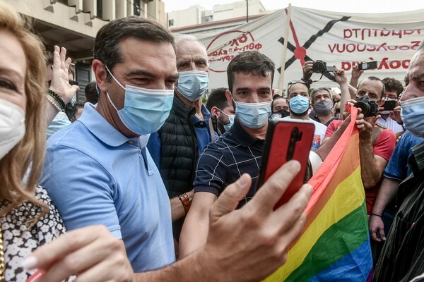 Απεργία ΓΣΕΕ-ΑΔΕΔΥ: Εικόνες από την πορεία κατά του εργασιακού νομοσχεδίου- Παρόντες Τσίπρας, Κουτσούμπας, Βαρουφάκης, Γεννηματά