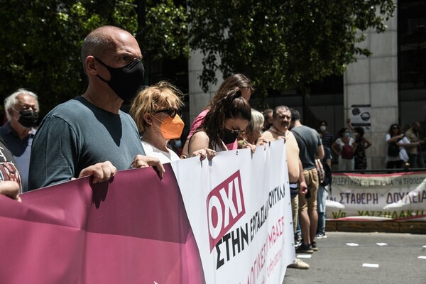 Απεργία ΓΣΕΕ-ΑΔΕΔΥ: Εικόνες από την πορεία κατά του εργασιακού νομοσχεδίου- Παρόντες Τσίπρας, Κουτσούμπας, Βαρουφάκης, Γεννηματά