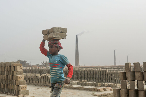 Παιδική εργασία: Δραματική αύξηση «για πρώτη φορά σε 20 χρόνια» καταγράφει η Unicef