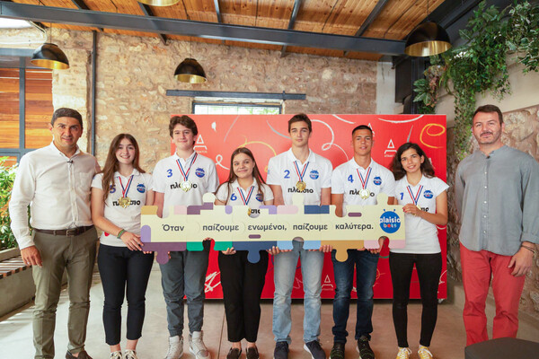 Η ομάδα Plaisiobots βραβεύεται για τη «χρυσή» της νίκη στη Διεθνή Ολυμπιάδα Ρομποτικής και δίνει το έναυσμα για το «Plaisiobots: The Race» με έπαθλο ένα μοναδικό ταξίδι στο ΜΙΤ! 