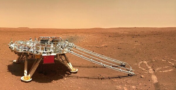 Άρης: Το κινεζικό ρόβερ Zhurong τράβηξε κυριολεκτικά σέλφι με φόντο τον κόκκινο πλανήτη