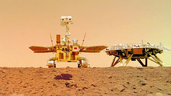 Άρης: Το κινεζικό ρόβερ Zhurong τράβηξε κυριολεκτικά σέλφι με φόντο τον κόκκινο πλανήτη