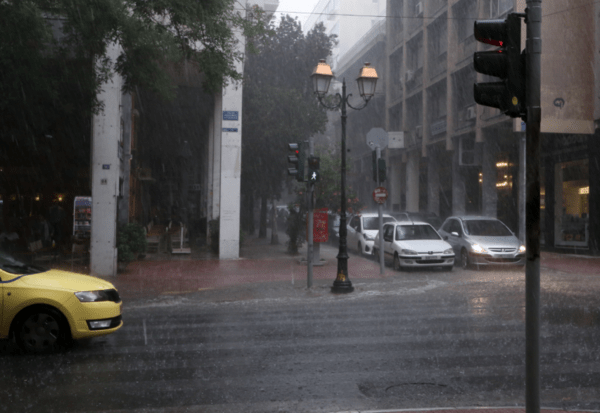 Καιρός: Ισχυρές καταιγίδες και χαλάζι στην Αθήνα (ΒΙΝΤΕΟ)