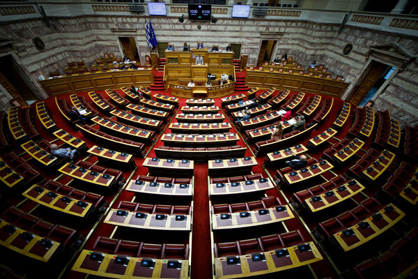 Κόντρα ΝΔ και ΣΥΡΙΖΑ για τα οικονομικά του κυβερνώντος κόμματος