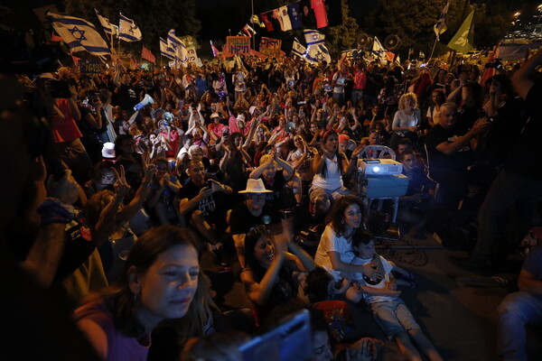Ισραήλ: Ο Νετανιάχου φεύγει και οι πολίτες πανηγυρίζουν στους δρόμους του Τελ Αβίβ