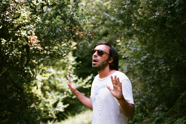 Ο Prins Obi ετοιμάζεται να χιτάρει με τον «Αθηνέζο»
