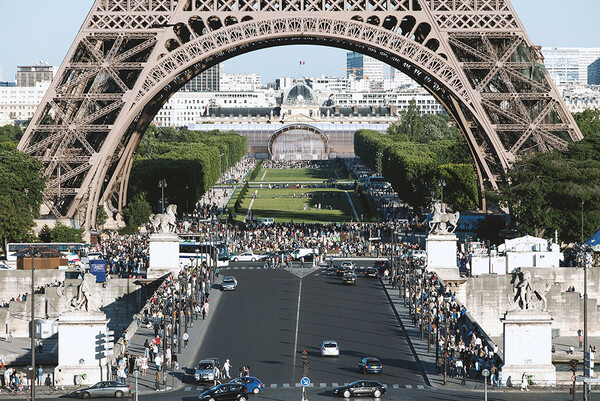 Μια εφήμερη γιγαντιαία κατασκευή είναι ο νέος μεγάλος εκθεσιακός χώρος του Παρισιού