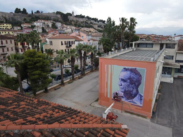 Το Ναύπλιο αποκτά την πρώτη τοιχογραφία με το πρόσωπο του ποιητή Νίκου Καρούζου