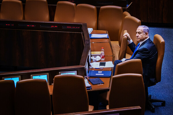 Ισραήλ: Ο Νετανιάχου ξεχνιέται και κάθεται στη θέση του πρωθυπουργού στη Βουλή - Βίντεο