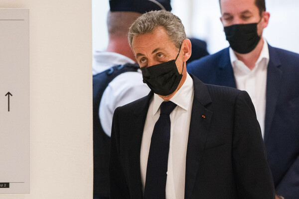 Γαλλία - Ο Σαρκοζί αρνείται κάθε ευθύνη για τις παράνομες χρηματοδοτήσεις: «Δεν γνώριζα πού πήγαιναν τα χρήματα»